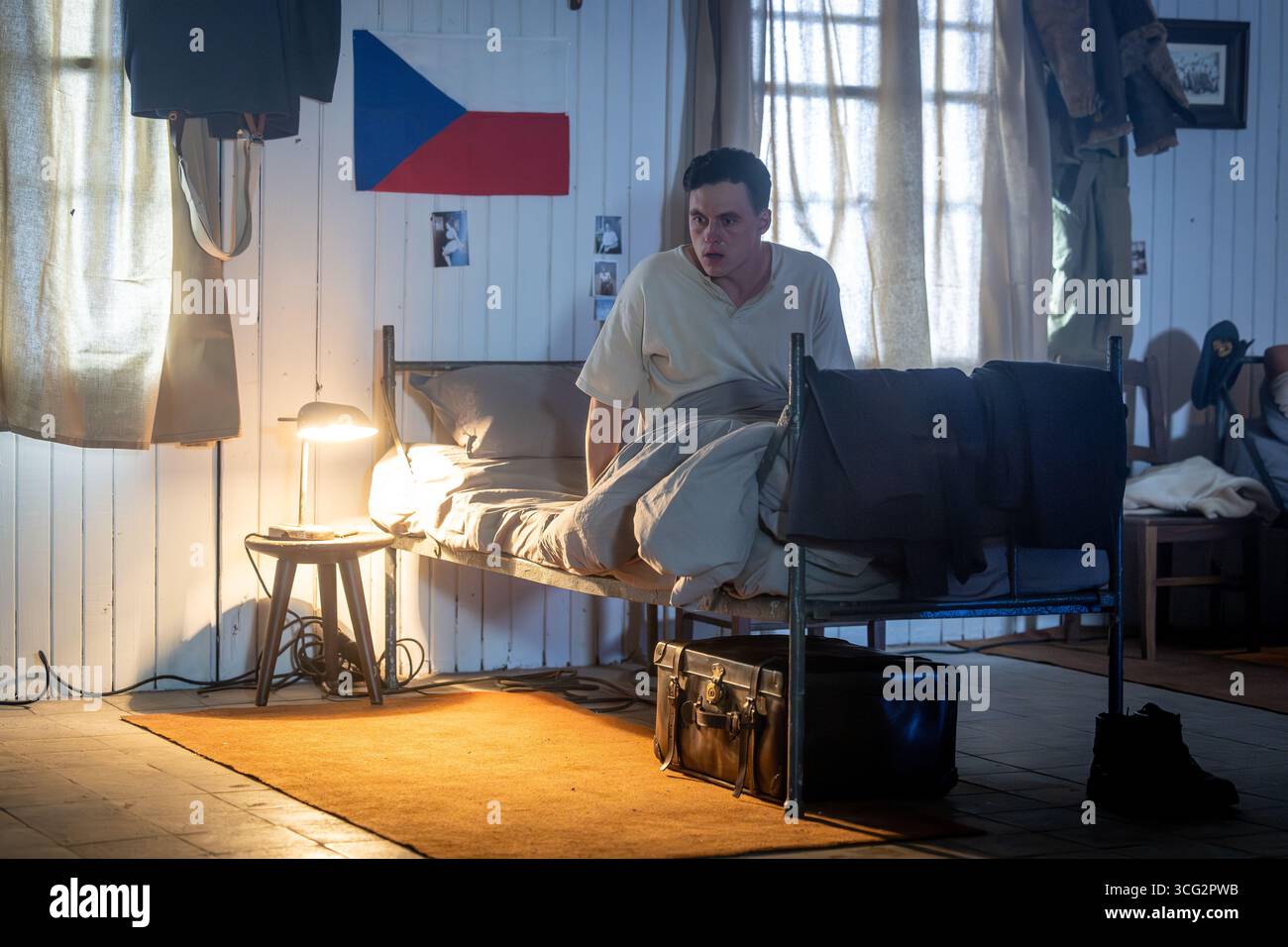 Ostrava, Repubblica Ceca. 25 agosto 2025. L'attore ceco Tadeas Moravec, raffigurato durante le riprese del documentario Osamely vlk (il lupo solitario), che descrive la storia del pilota cecoslovacco della RAF Josef Frantisek, a Ostrava, Repubblica Ceca, il 25 agosto 2025. Crediti: Petr Sznapka/CTK Photo/Alamy Live News Foto Stock