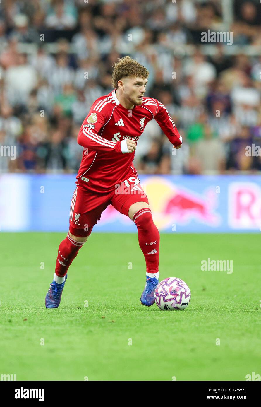 Newcastle upon Tyne, Inghilterra, 25 agosto 2025. Harvey Elliott del Liverpool durante la partita Newcastle United vs Liverpool Premier League al St. James' Park, Newcastle upon Tyne. Il credito immagine dovrebbe essere: Nigel Roddis / Sportimage Foto Stock