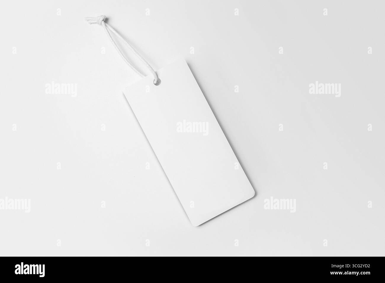 tag bianco su sfondo grigio. Mockup, spazio di copia per il testo, vista dall'alto Foto Stock