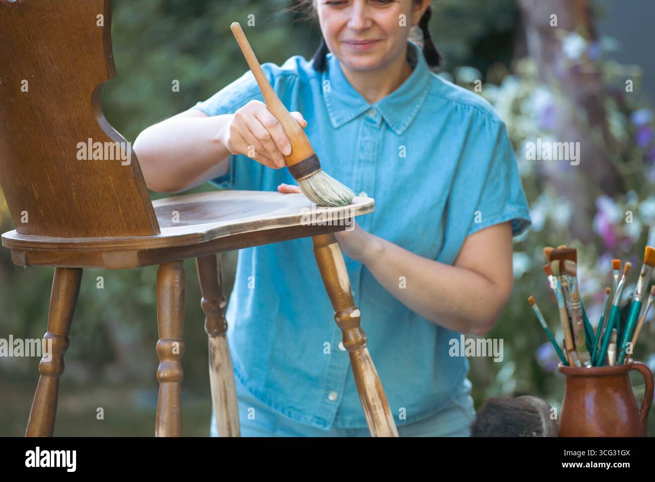Pittura di gesso mobili in legno. Rinnovando mobili in legno vecchio stile con nuovissime colorate vernici di gesso. Restyling di decorazioni per la casa Foto Stock