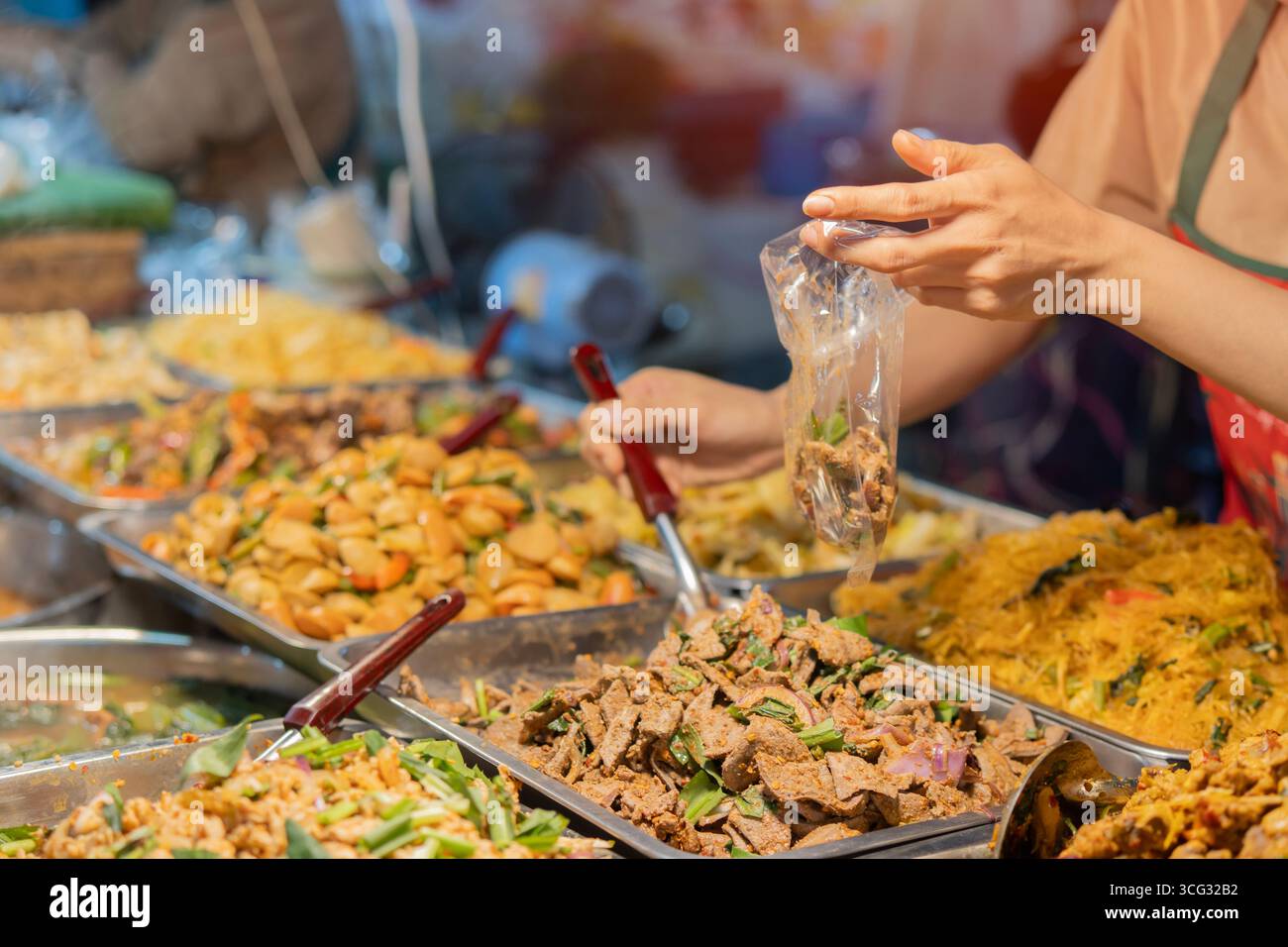 Street Foods della Thailandia, cibo in stile di una varietà di piatti per la festa al mercato notturno della Thailandia Foto Stock