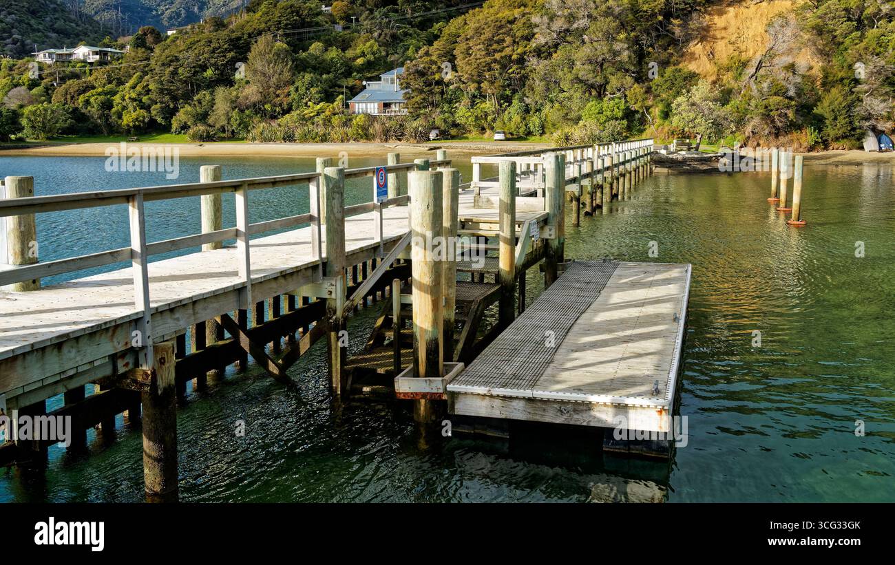 Il molo di Ngakuta Bay sul Queen Charlotte Sound, il Marlborough Sounds, l'isola sud, Aotearoa / nuova Zelanda. Foto Stock