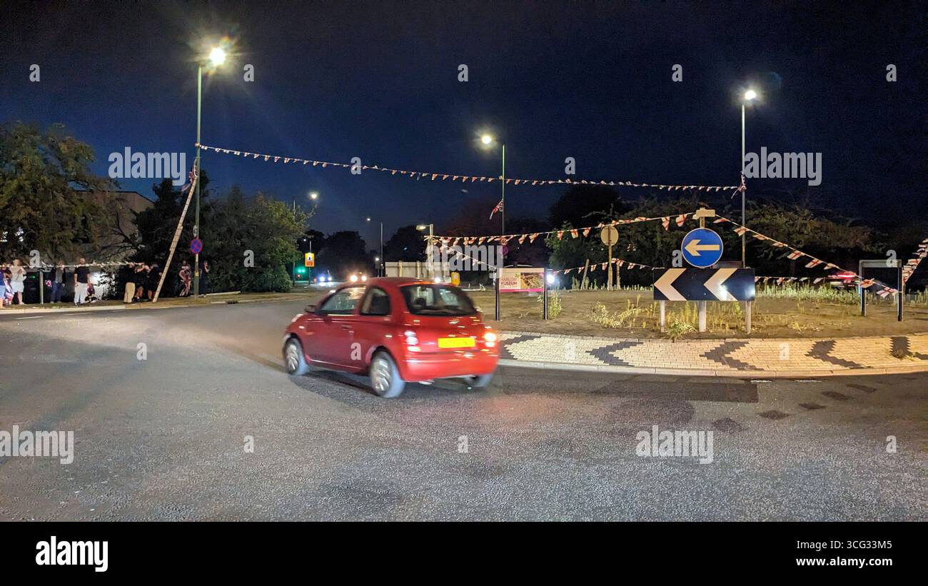 Harlow, Regno Unito – 08/25/2025 – Un gruppo di residenti si è riunito lungo Southern Way ad Harlow, Essex, alle 20:00 per partecipare all'operazione Raise the Flag, un evento patriottico che celebra l'unità nazionale. I partecipanti hanno sollevato con orgoglio sia la Union Flag che la St George's Cross in un pubblico spettacolo di orgoglio e solidarietà. Le bandiere sono state issate in una mostra coordinata, attirando l'attenzione dei passanti e riflettendo un profondo senso di spirito comunitario e identità nazionale. Foto Stock