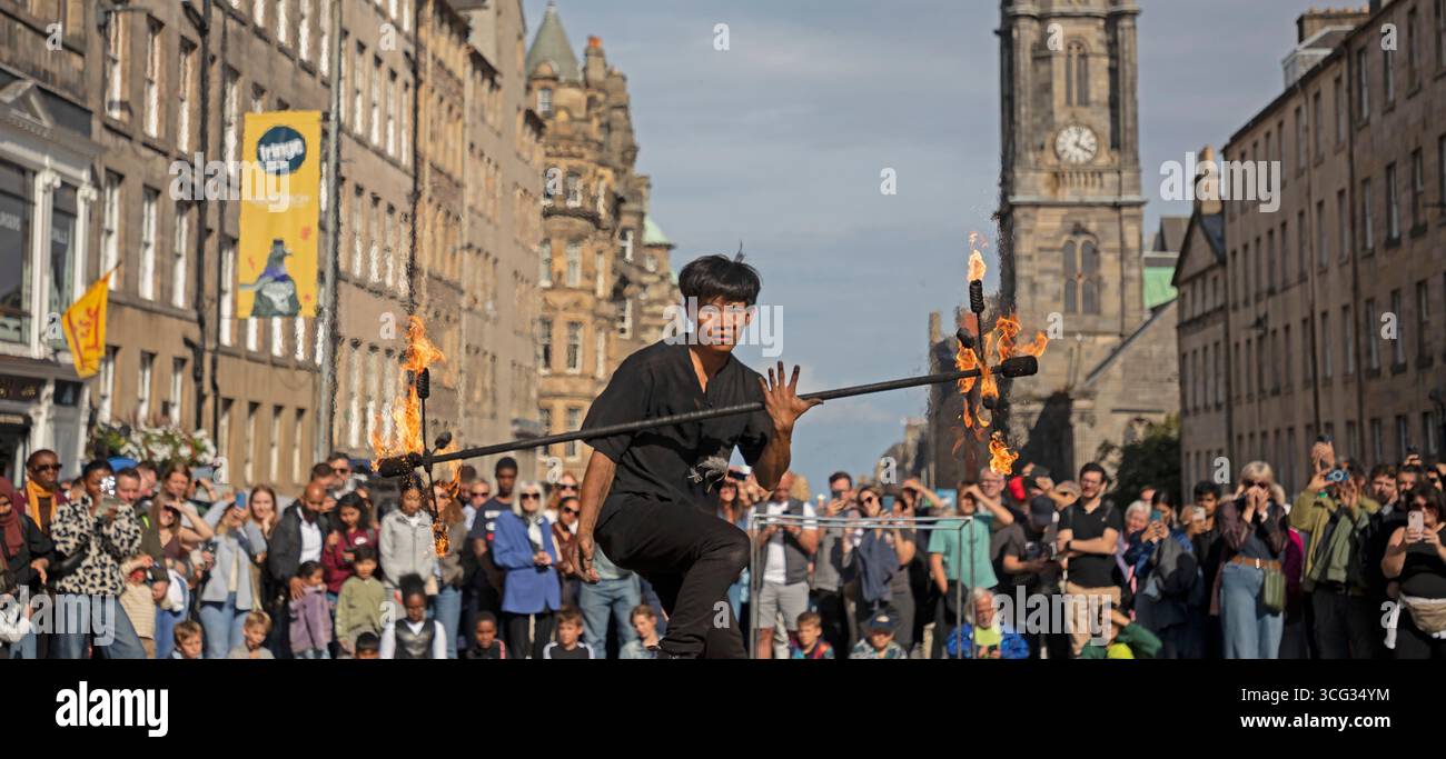 Edinburgh Festival Fringe 2025, Xiao hei, da Taiwan, si esibisce al Royal Mile Scotland, Regno Unito. Foto Stock