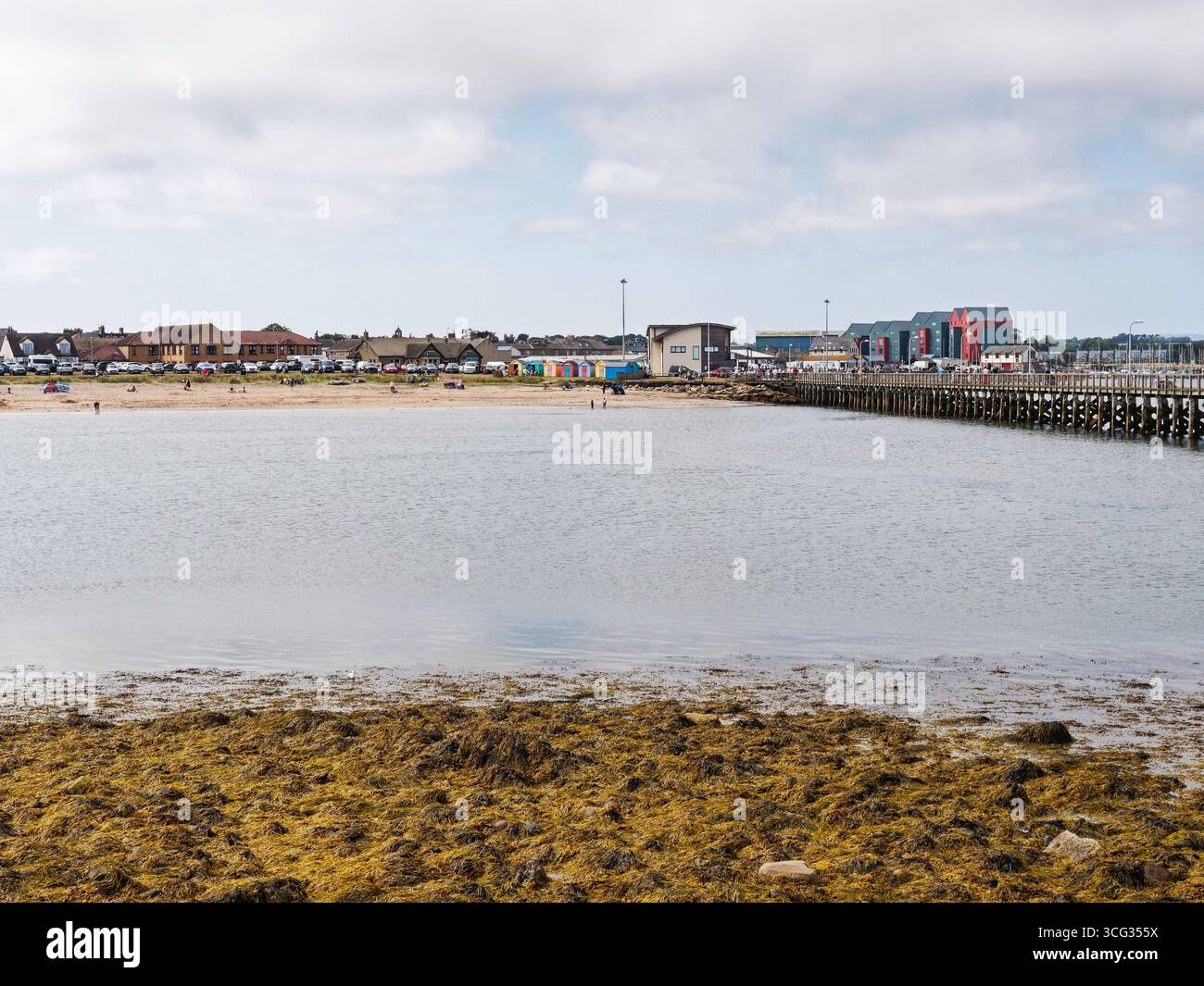 Able Beach a Northumberland, Regno Unito, dal molo. Foto Stock