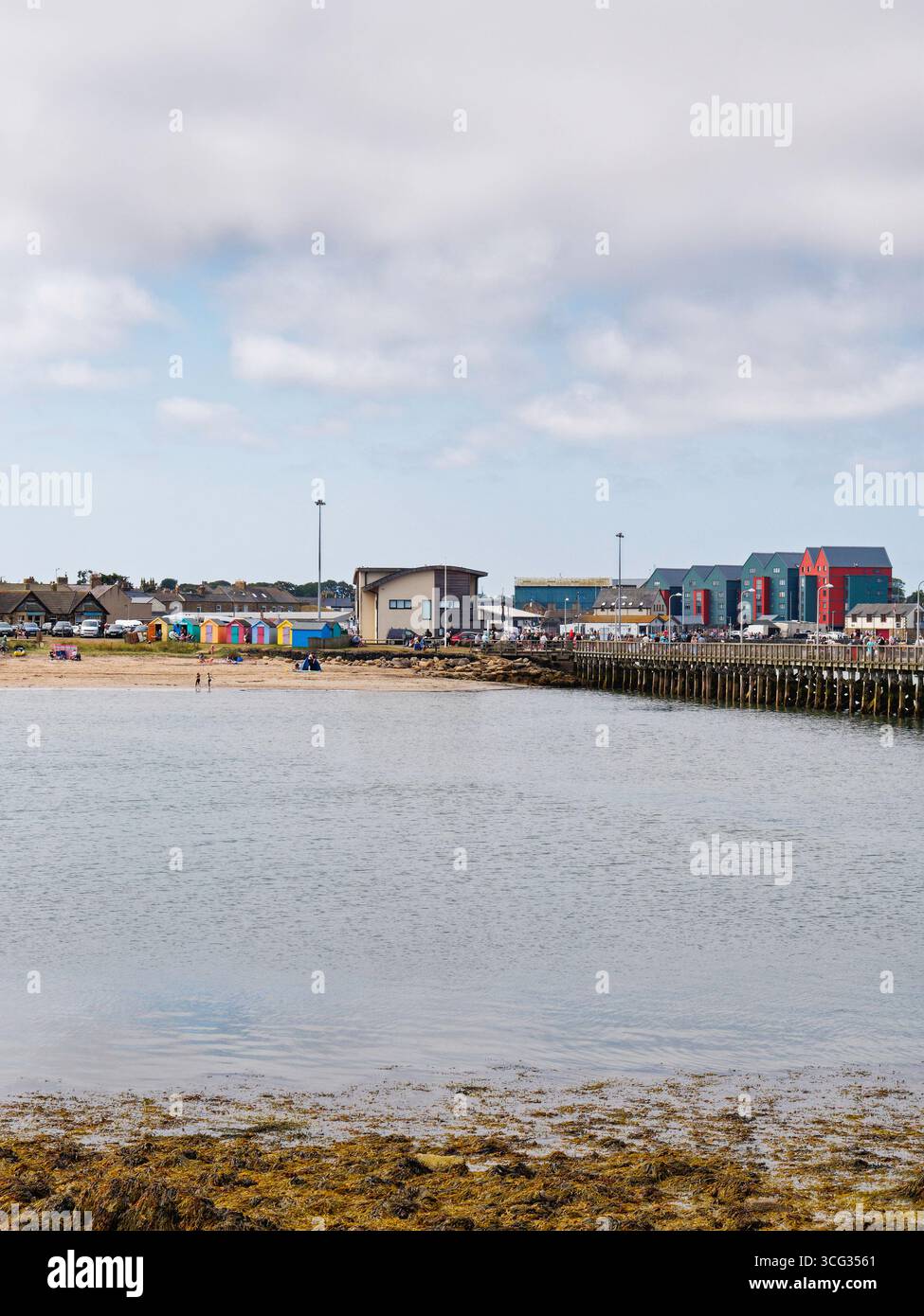 Able Beach a Northumberland, Regno Unito, dal molo. Foto Stock