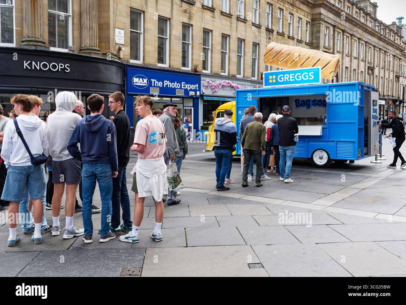 Greggs Bakakers Bag Some Joy Campaign a Newcastle upon tyne, Regno Unito. Foto Stock