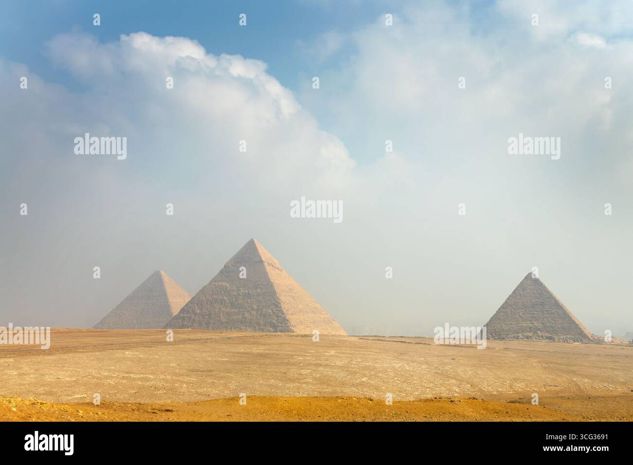 Vista delle antiche piramidi egizie di Giza vicino al Cairo, Egitto Foto Stock