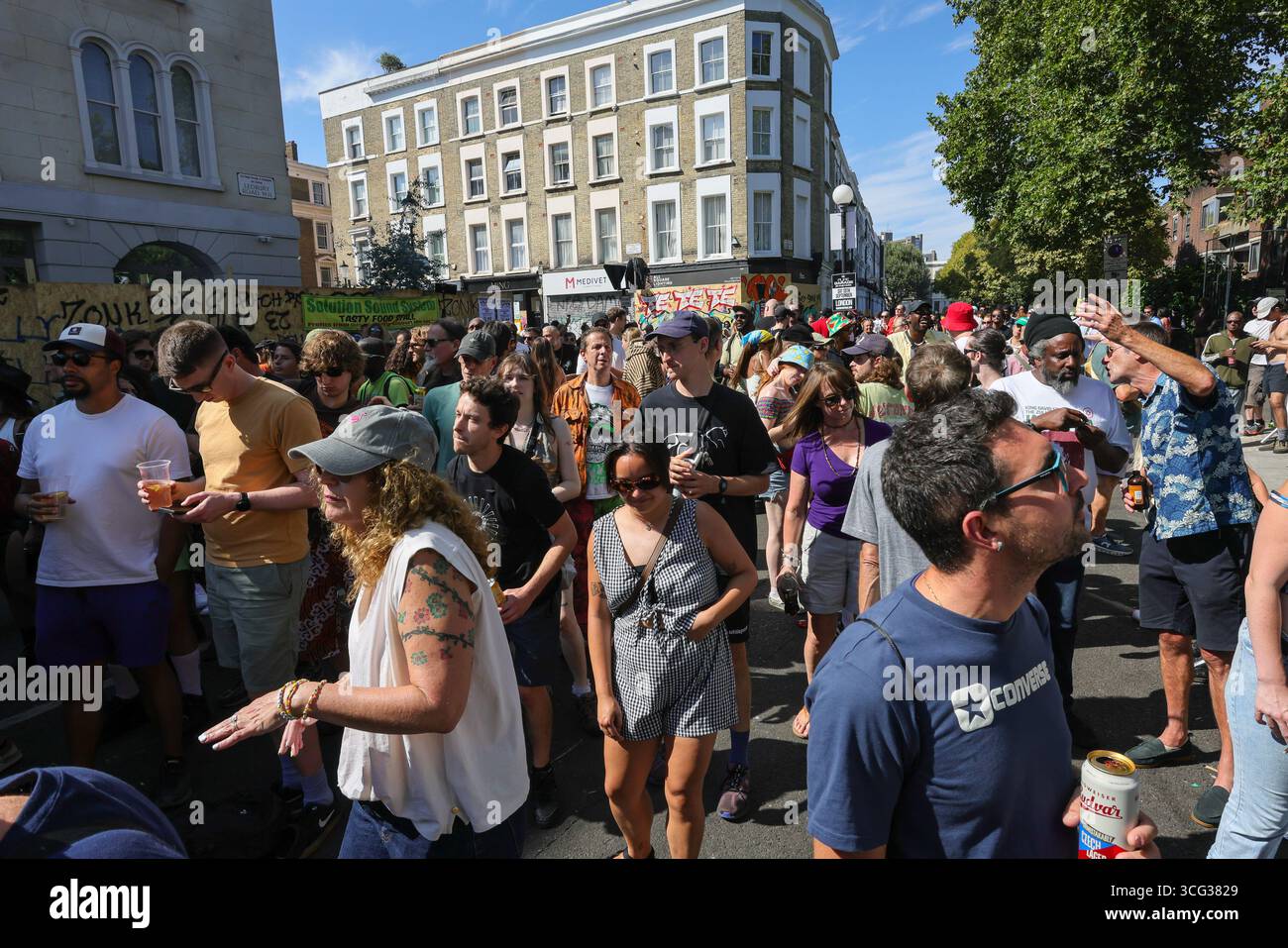 Londra, Regno Unito. 25 agosto 2025. Lungo il percorso si trova una bancarella di bevande rinfrescanti. I partecipanti e i festeggiatori all'annuale People ballano in uno dei tanti sistemi audio lungo il percorso. Il giorno della sfilata principale del Carnevale di Notting Hill il lunedì festivo. Il Carnevale di Notting Hill a Londra è il più grande festival di strada d'Europa e il secondo carnevale di strada più grande del mondo dopo Rio, attirando regolarmente circa 2 milioni di persone durante il fine settimana festivo. Crediti: Imageplotter/Alamy Live News Foto Stock
