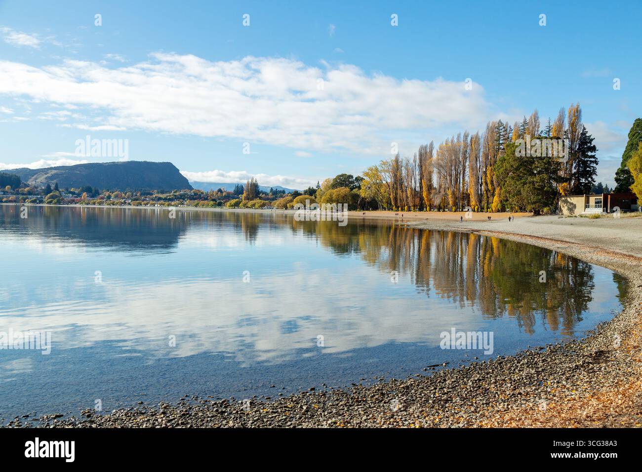 Persone che camminano lungo il percorso Waterfall creek lungo le rive del lago Wanaka in Station Park, Lake Wanaka, Otago, nuova Zelanda Foto Stock