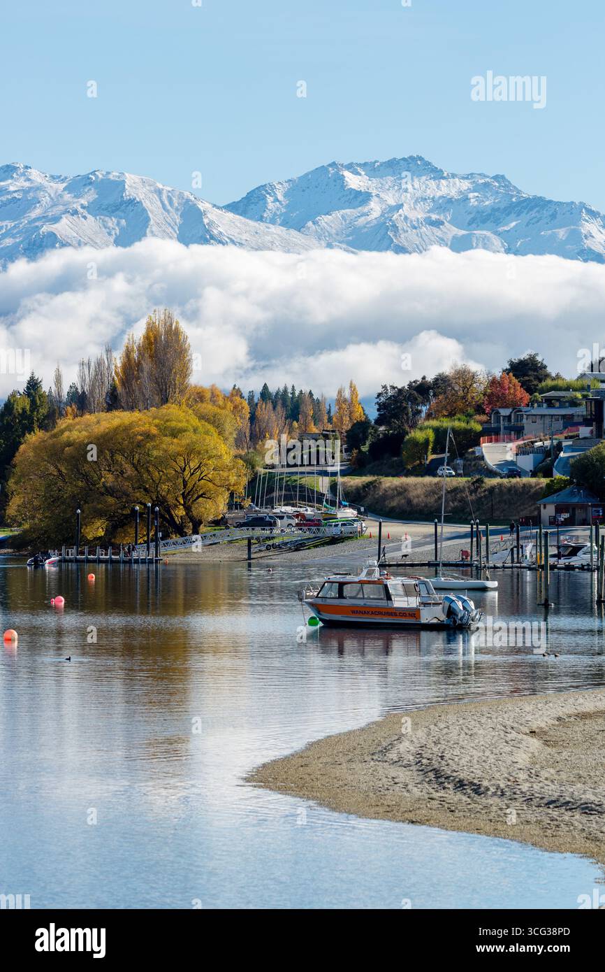 Splendida vista sul lago Wanaka con il Mount Aspiring National Park sullo sfondo Foto Stock