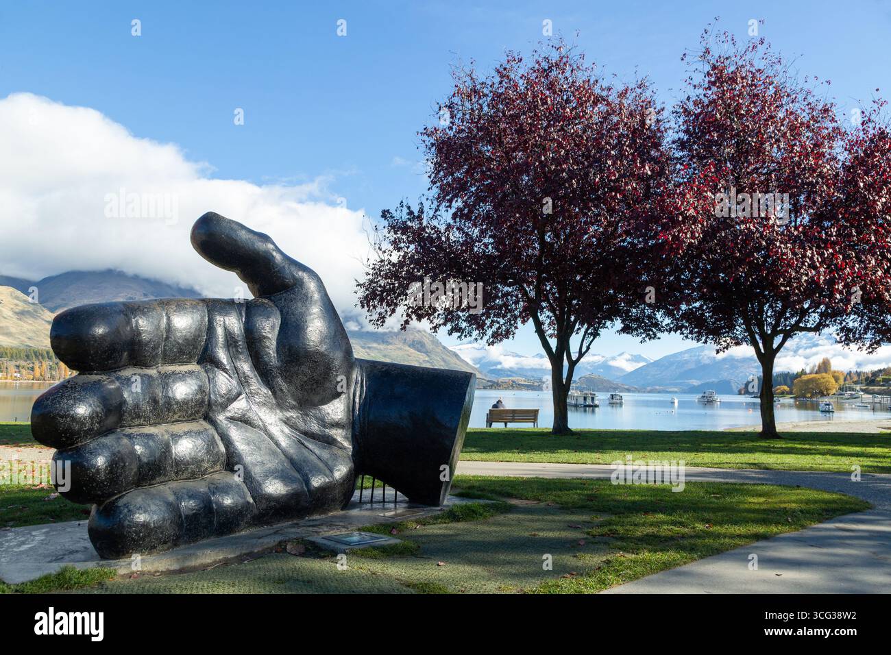 "The Hand That Nurtures" è una straordinaria scultura di Llew Summers Foto Stock