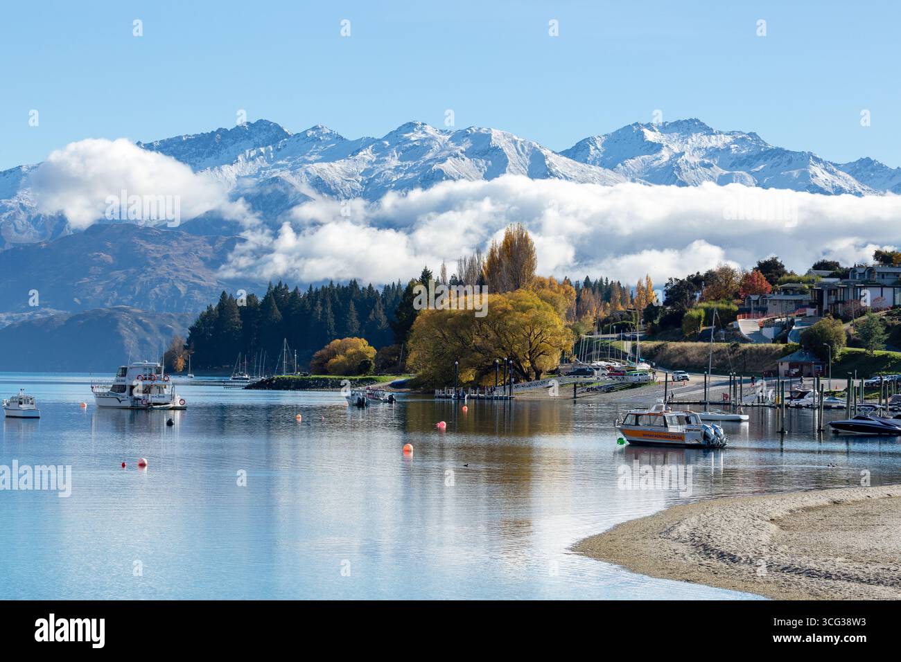 Splendida vista sul lago Wanaka con il Mount Aspiring National Park sullo sfondo Foto Stock