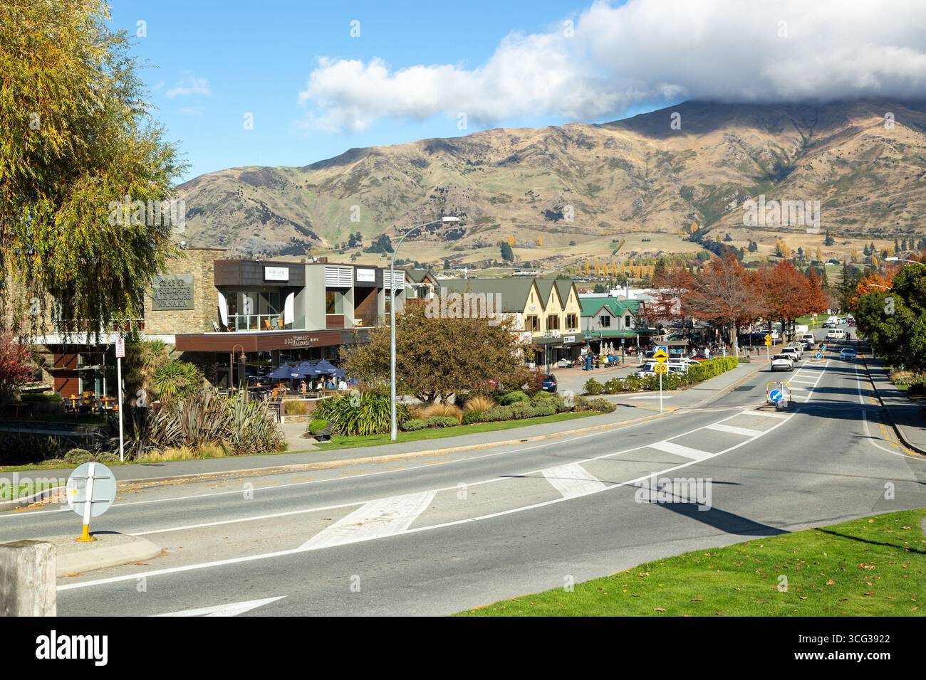 Strada principale a Wanaka, via Ardmore, Wanaka, Otago, nuova Zelanda Foto Stock