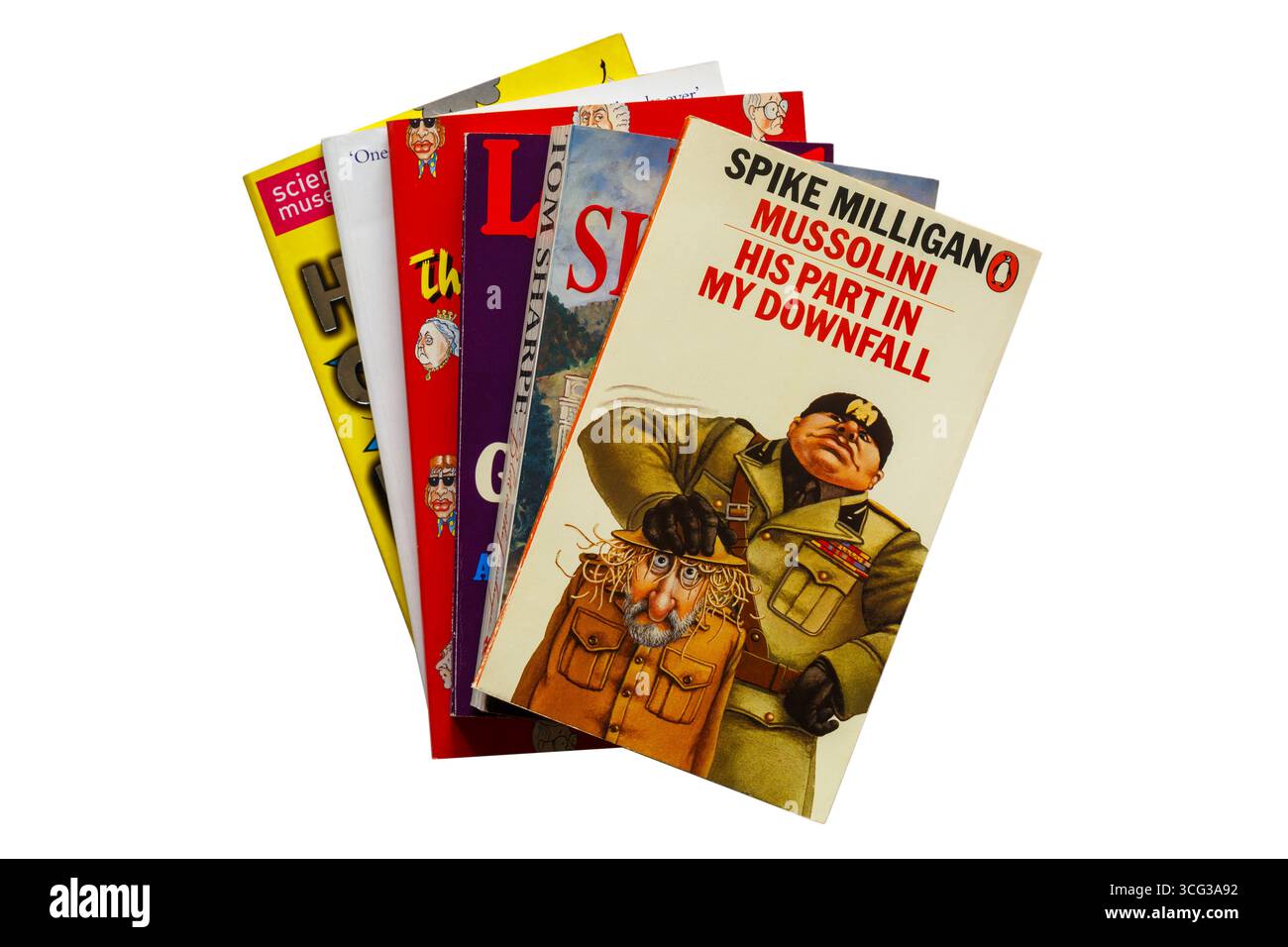 Selezione di libri con Mussolini la sua parte nel libro My Downfall di Spike Milligan in cima isolato su sfondo bianco Foto Stock