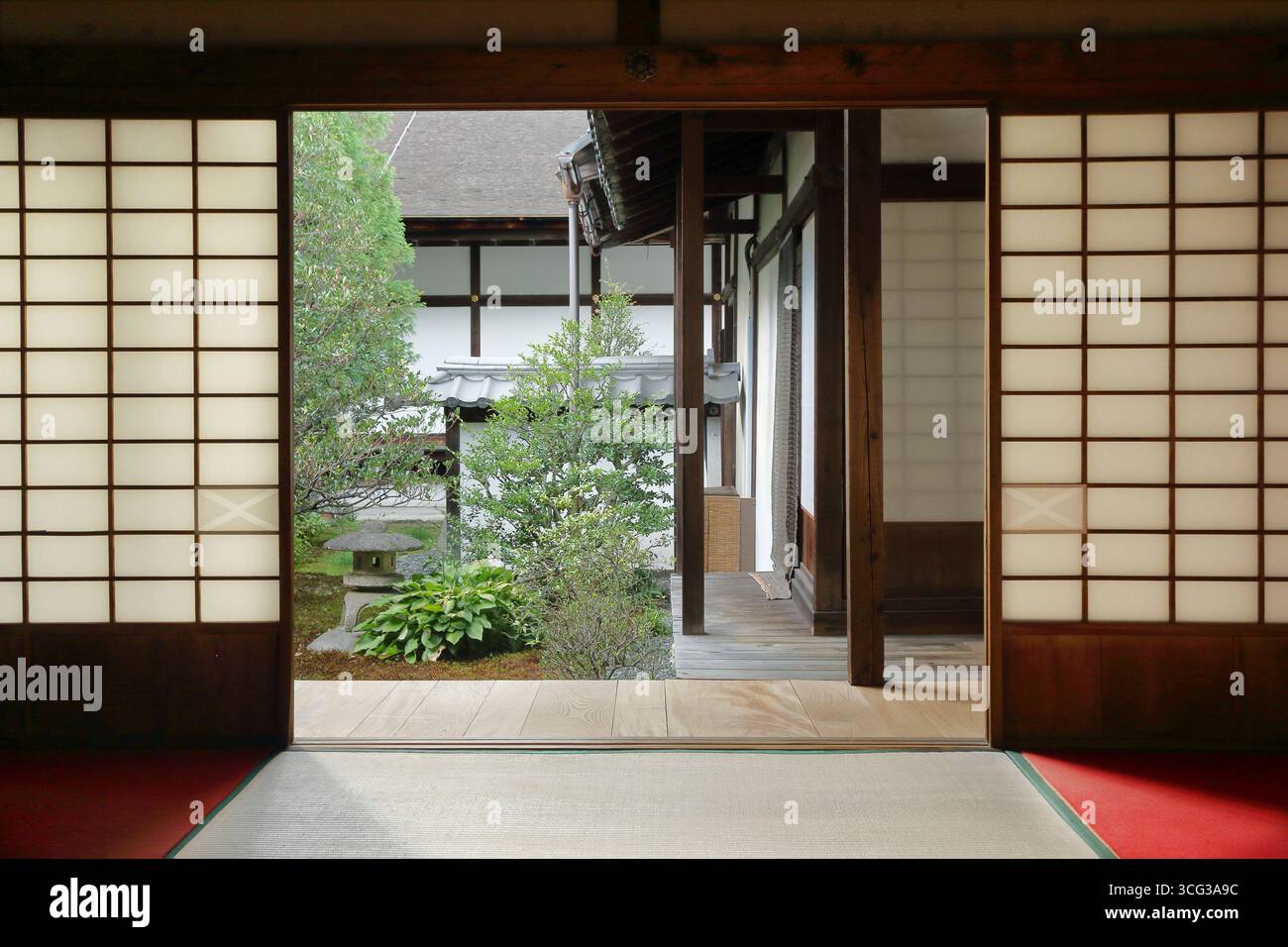 Porte scorrevoli in un tipico tempio giapponese di Kyoto (Unryu-in) Foto Stock