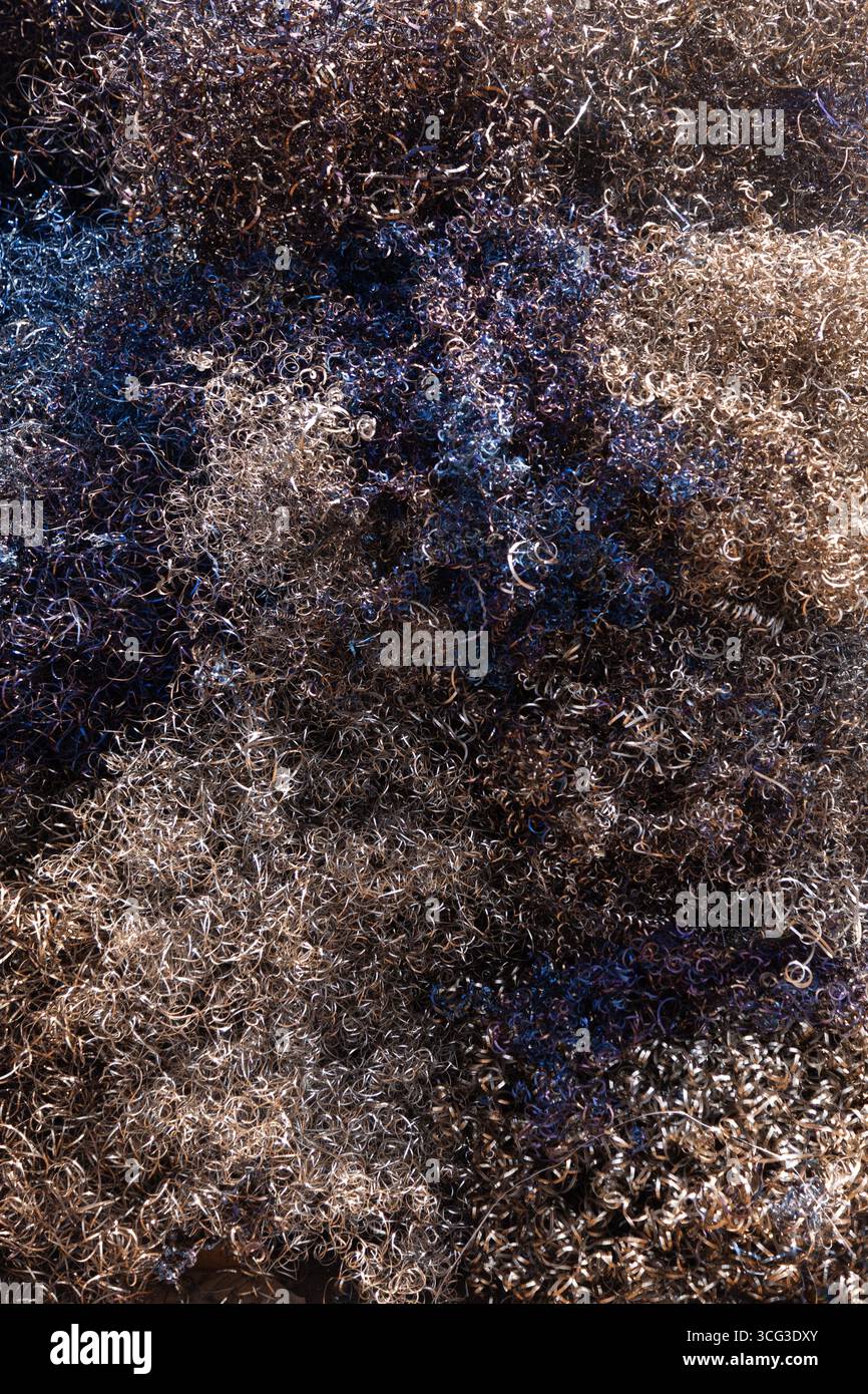 Questa immagine mostra un grande mucchio di reti da pesca marrone e blu, mettendo in evidenza l'attrezzatura marina, la consistenza e il sostentamento costiero Foto Stock