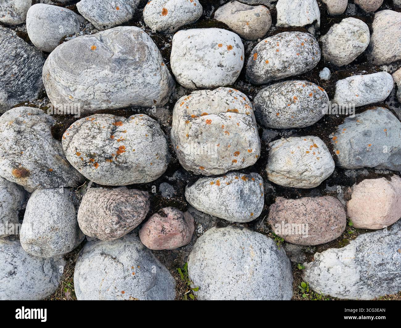 Una serie di pietre varie, arrotondate e strutturate. Foto Stock