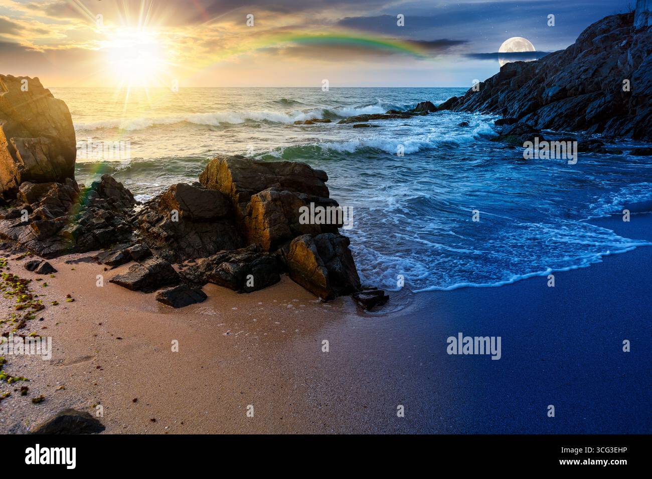 paesaggio in riva al mare in estate. concetto di cambiamento di orario diurno e notturno. bellissima spiaggia con rocce bagnate da onde calme con sole e luna al crepuscolo. visualizza Foto Stock