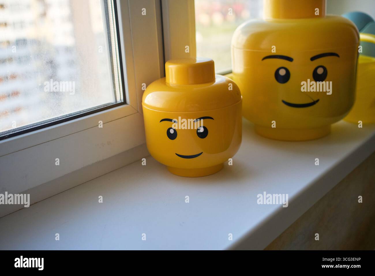 Tyumen, Russia - 8 luglio 2025: Soluzione di conservazione creativa Lego con contenitori colorati a forma di mattoni su davanzale Foto Stock