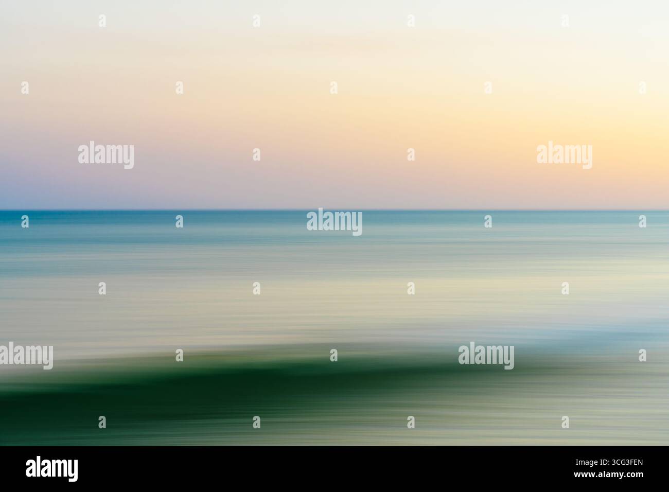 Onda sfocata sotto il cielo pastello Foto Stock