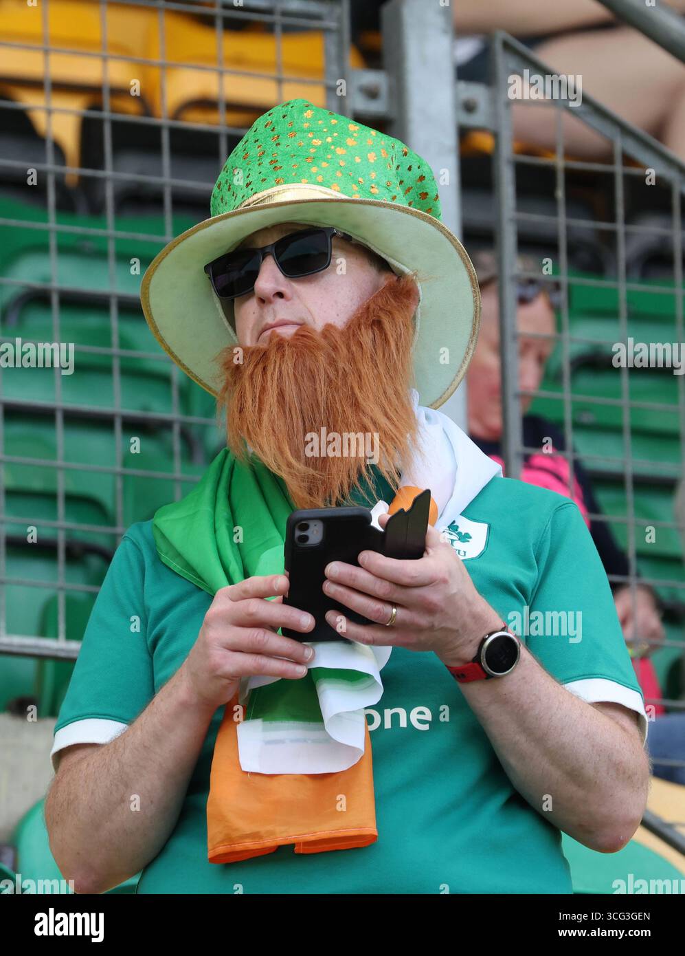 Tifosa irlandese durante la partita di biliardo C della Coppa del mondo di rugby femminile 2025 tra l'Irlanda e il Giappone ai Franklin's Gardens di Northampton il 24 agosto 2025 Foto Stock