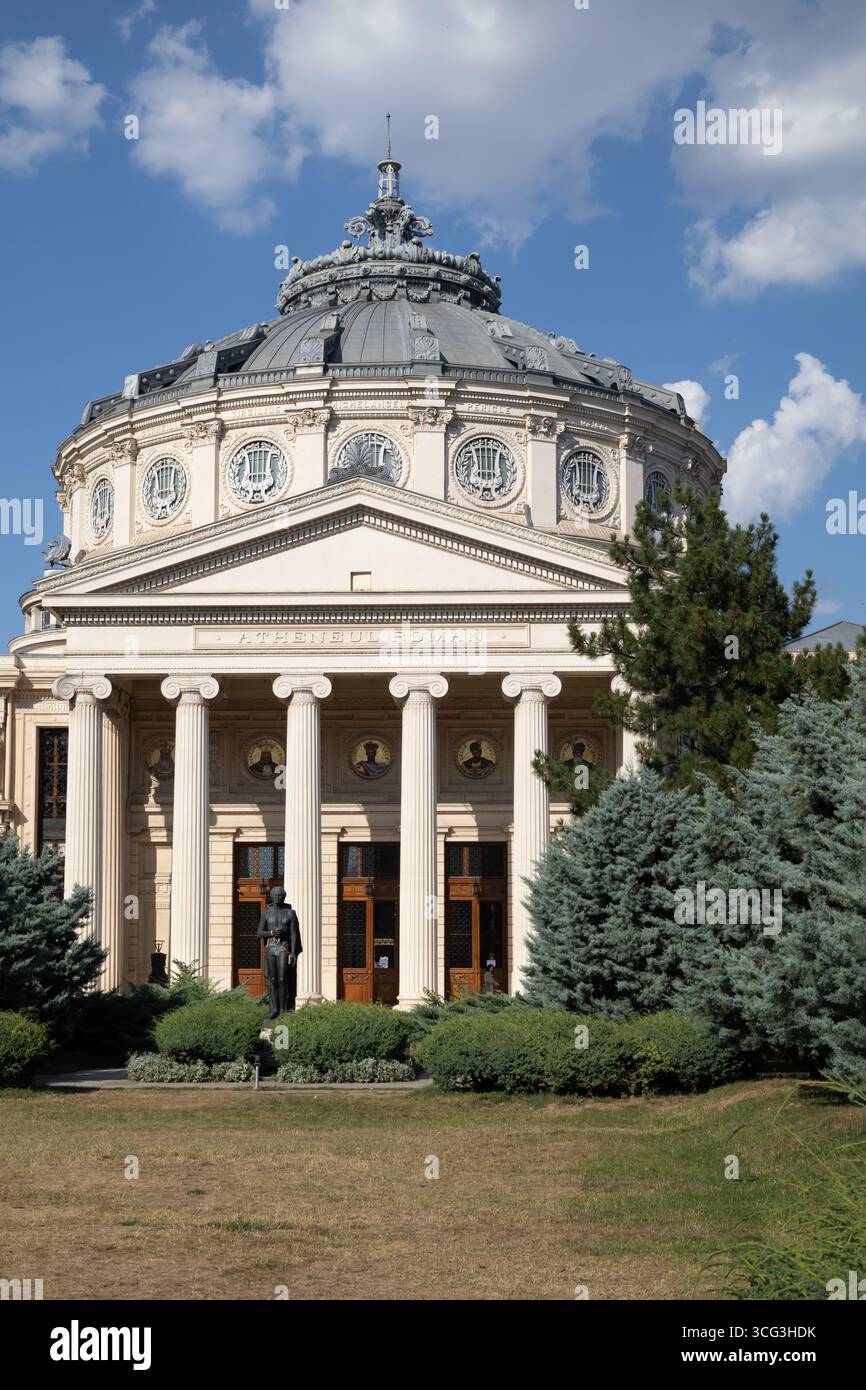 L'Athenaeum rumeno, una splendida sala concerti nel cuore di Bucarest, è un punto di riferimento della cultura rumena. La sua architettura neoclassica e le lussureggianti Foto Stock