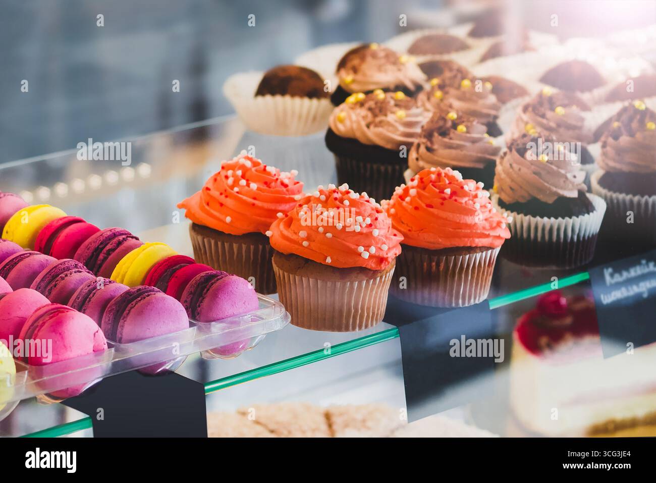 Mostra dolci al caffè. Cupcake e macaron colorati sul display per torte Foto Stock