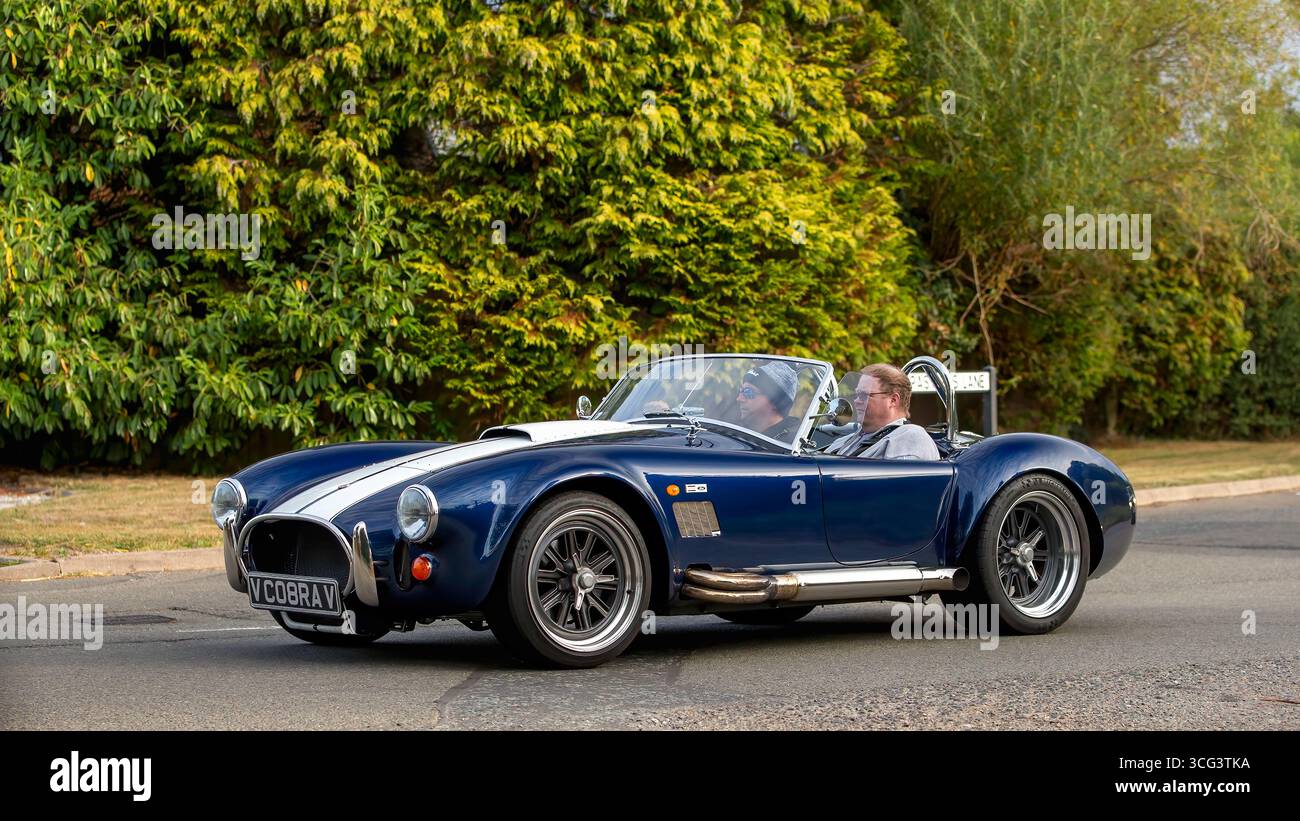 Whittlebury, Norhants, Regno Unito - 23 agosto 2025: 2016 Dax 427 replica Cobra che guida su una strada britannica Foto Stock