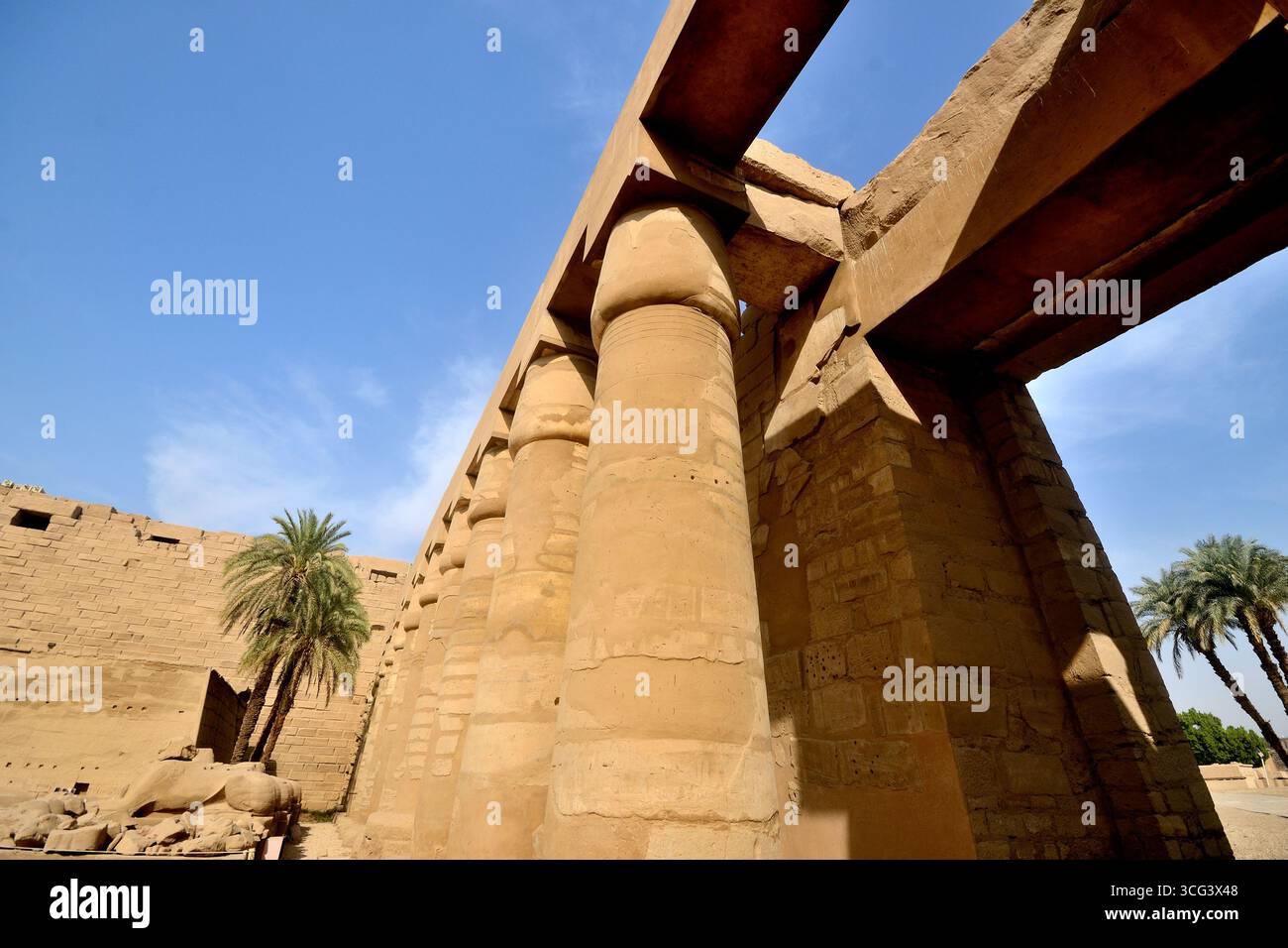 Sala ipostila, complesso del tempio di Karnak, patrimonio dell'umanità dell'UNESCO, situato vicino a Luxor, Egitto Foto Stock
