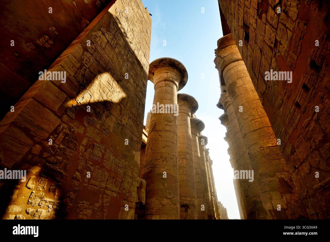Sala ipostila, complesso del tempio di Karnak, patrimonio dell'umanità dell'UNESCO, situato vicino a Luxor, Egitto Foto Stock