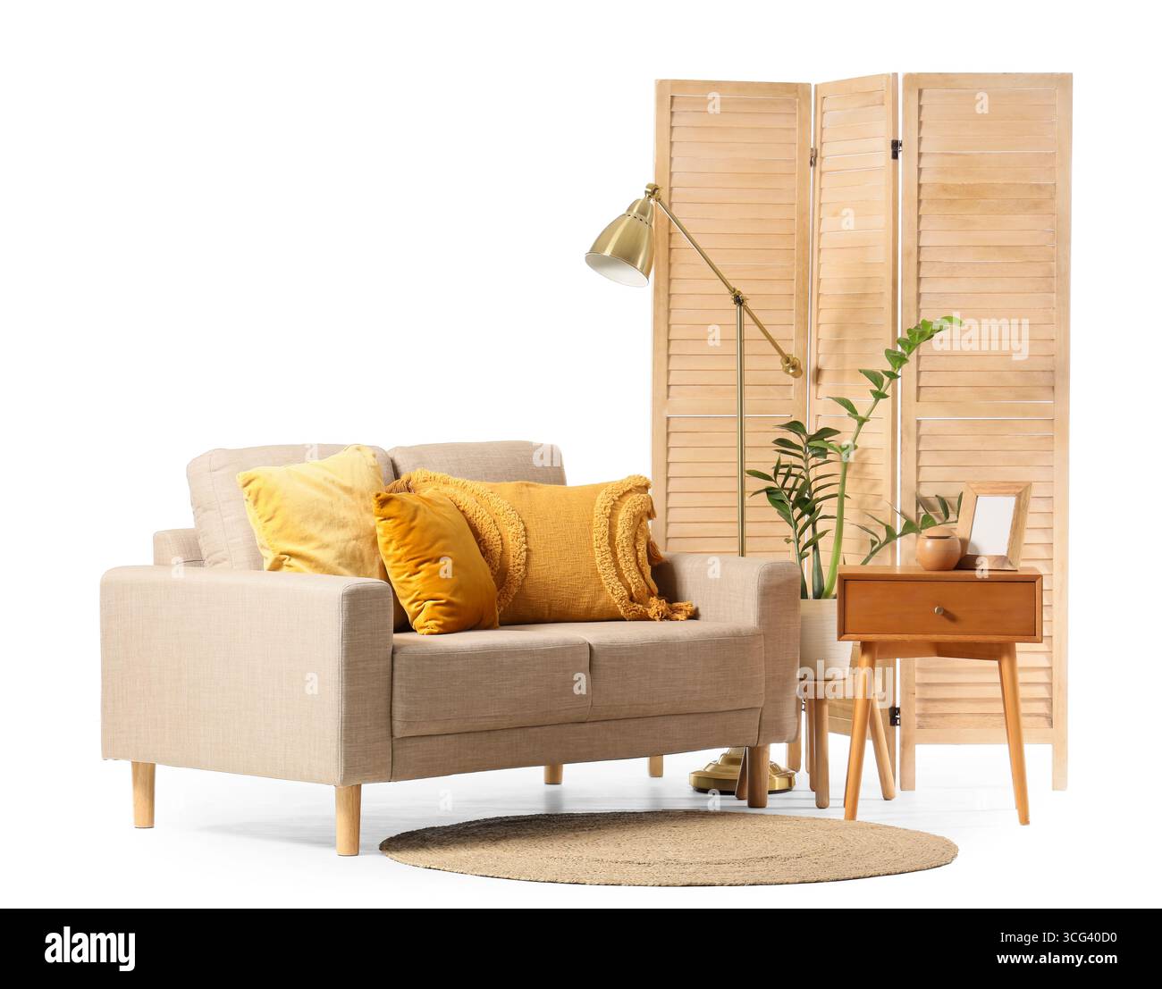 Moderno divano beige, schermo pieghevole e tavolo isolato su sfondo bianco Foto Stock