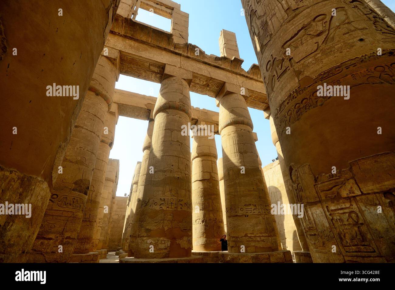 Sala ipostila, complesso del tempio di Karnak, patrimonio dell'umanità dell'UNESCO, situato vicino a Luxor, Egitto Foto Stock