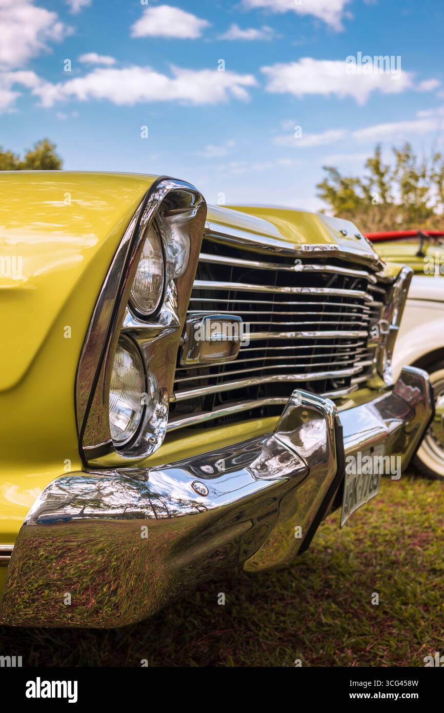 Dettaglio anteriore di un'auto Ford Galaxy 1973 con griglia cromata orizzontale e doppi fari rotondi. Foto Stock