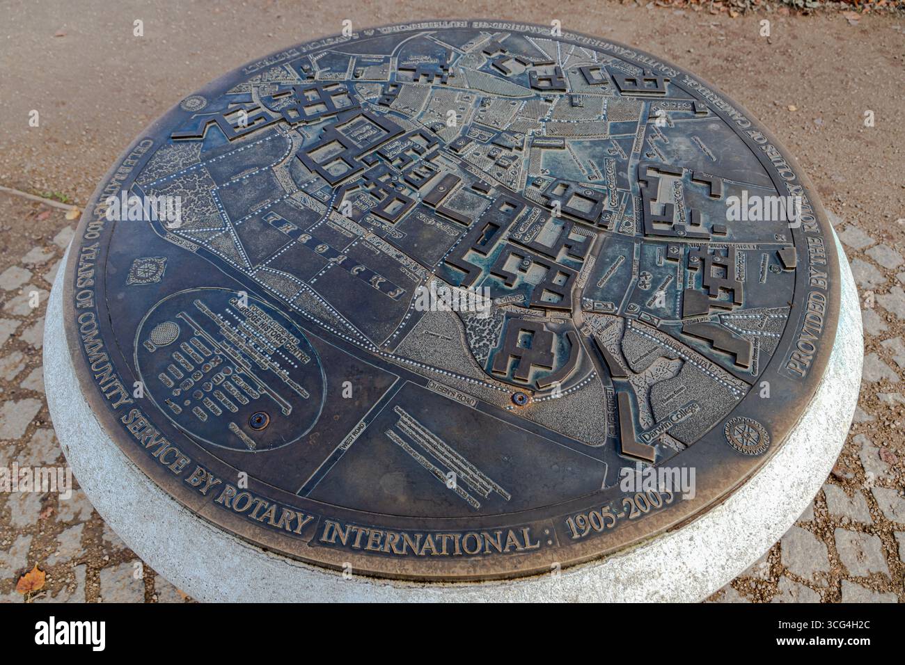 Cambridge, Inghilterra. Modello tattile in metallo del centro storico della città progettato per i visitatori non vedenti, che mostra strade e monumenti in rilievo Foto Stock