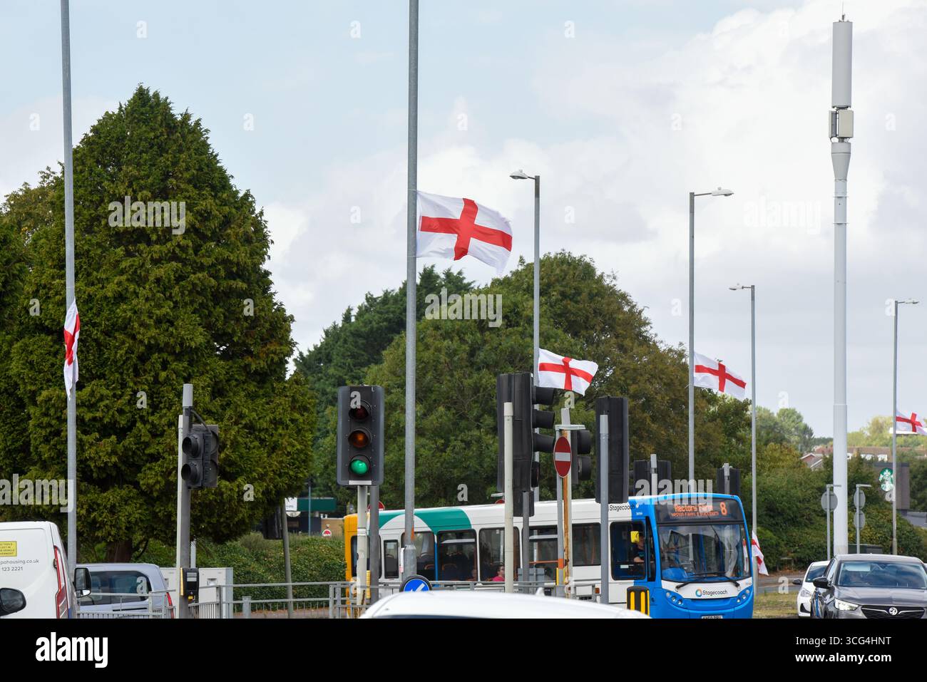 Northampton, Regno Unito. 26 agosto 2025 - Northampton - Inghilterra - le bandiere di St George volano su una rotatoria a Northampton credito: Tom Holt/Alamy Live News Foto Stock