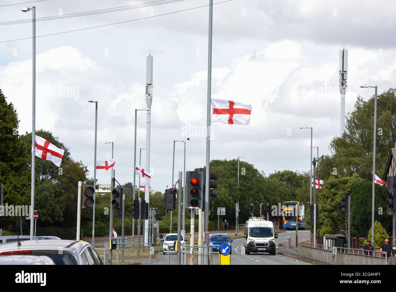 Northampton, Regno Unito. 26 agosto 2025 - Northampton - Inghilterra - le bandiere di St George volano su una rotatoria a Northampton credito: Tom Holt/Alamy Live News Foto Stock