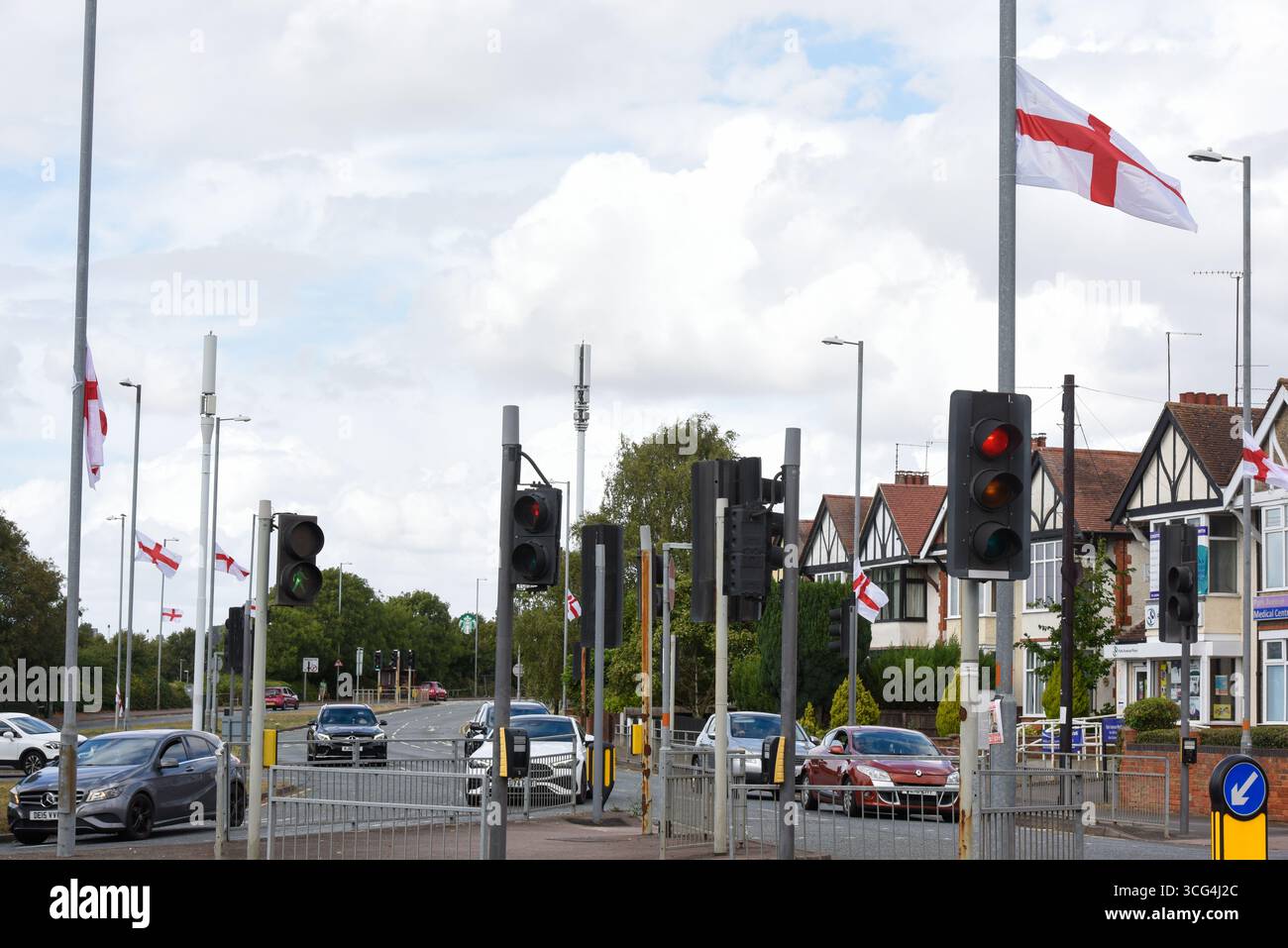Northampton, Regno Unito. 26 agosto 2025 - Northampton - Inghilterra - le bandiere di St George volano su una rotatoria a Northampton credito: Tom Holt/Alamy Live News Foto Stock