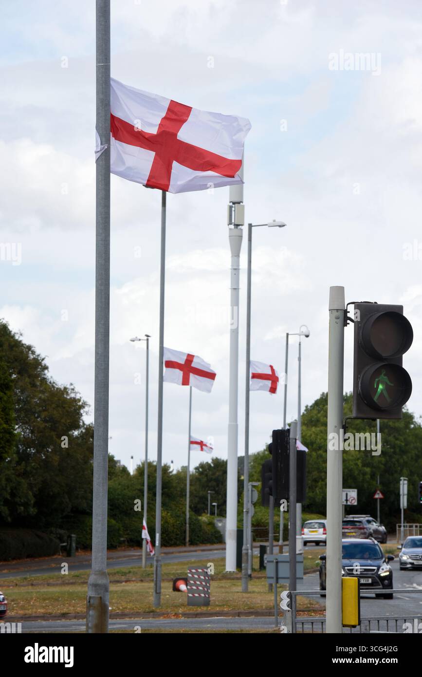 Northampton, Regno Unito. 26 agosto 2025 - Northampton - Inghilterra - le bandiere di St George volano su una rotatoria a Northampton credito: Tom Holt/Alamy Live News Foto Stock