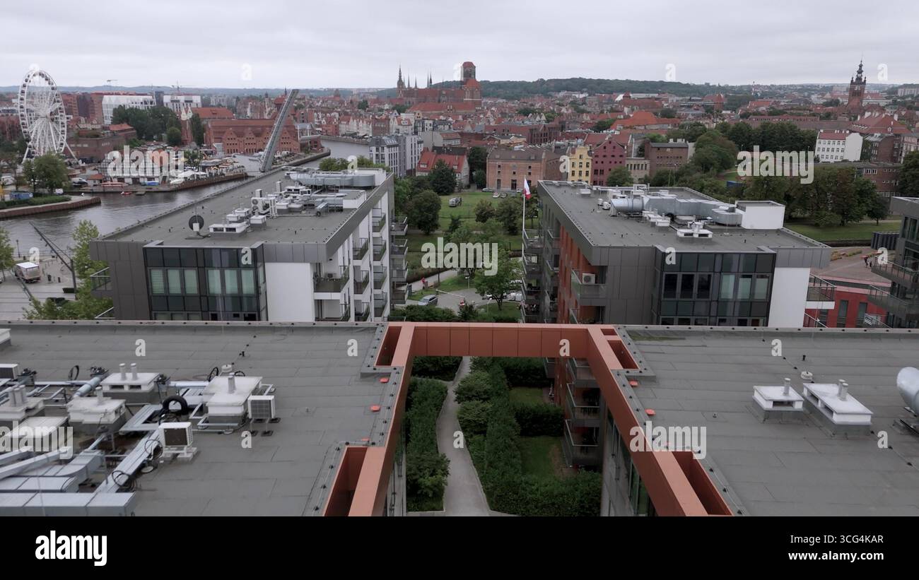Vista aerea grandangolare degli appartamenti moderni di lusso con lo storico skyline della città vecchia di Danzica, che rappresenta lo sviluppo immobiliare di prima qualità, l'heri urbano Foto Stock