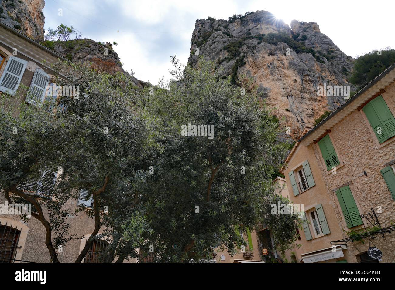 MOUSTIERS-SAINTE-MARIE, FRANCIA - 19 MAGGIO 2025 - Vista sulla strada della città provenzale di Moustiers Sainte Marie nelle Alpi dell'alta Provenza, membro di Les Foto Stock