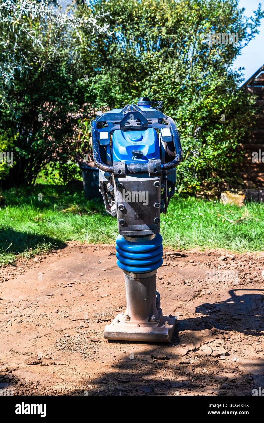 Compattatore per la solidificazione del terreno nel giardino. Foto Stock