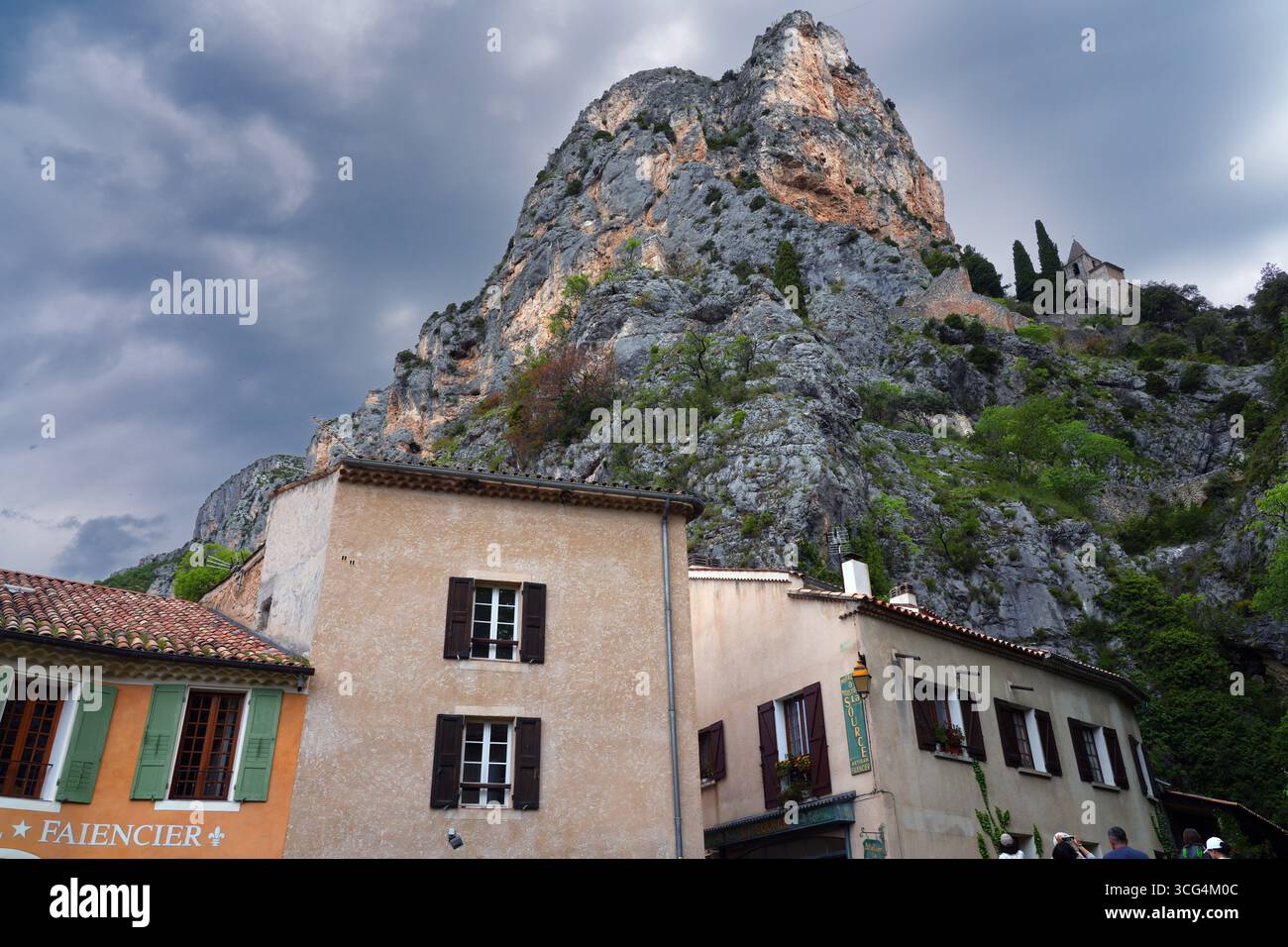 MOUSTIERS-SAINTE-MARIE, FRANCIA - 19 MAGGIO 2025 - Vista sulla strada della città provenzale di Moustiers Sainte Marie nelle Alpi dell'alta Provenza, membro di Les Foto Stock