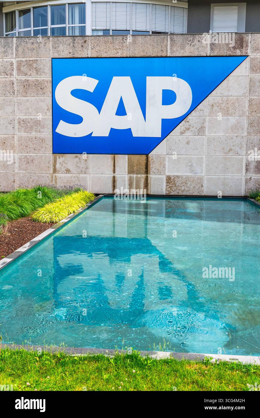 Walldorf, BW, Germania, 01.06.2025: Logo SAP se aziendale, colosso tecnologico globale nella trasformazione digitale, sviluppo software, gestione aziendale, inno Foto Stock