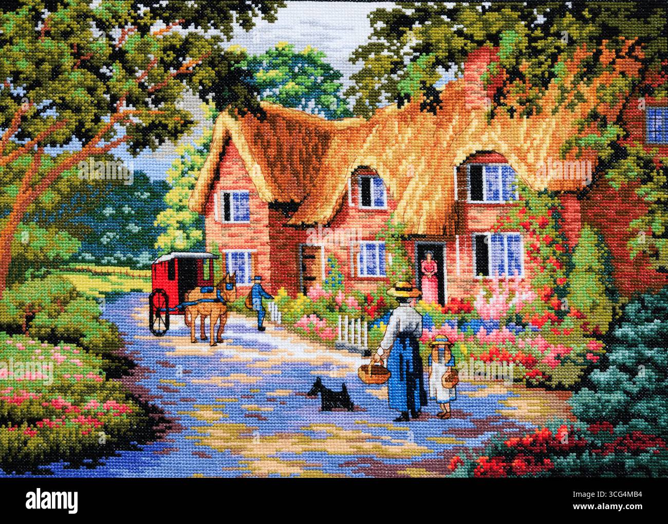 Vista nostalgica del cottage con tetto di paglia contato in una corsia di campagna con Postman, cavallo e carretto, con donna e bambino. Foto Stock