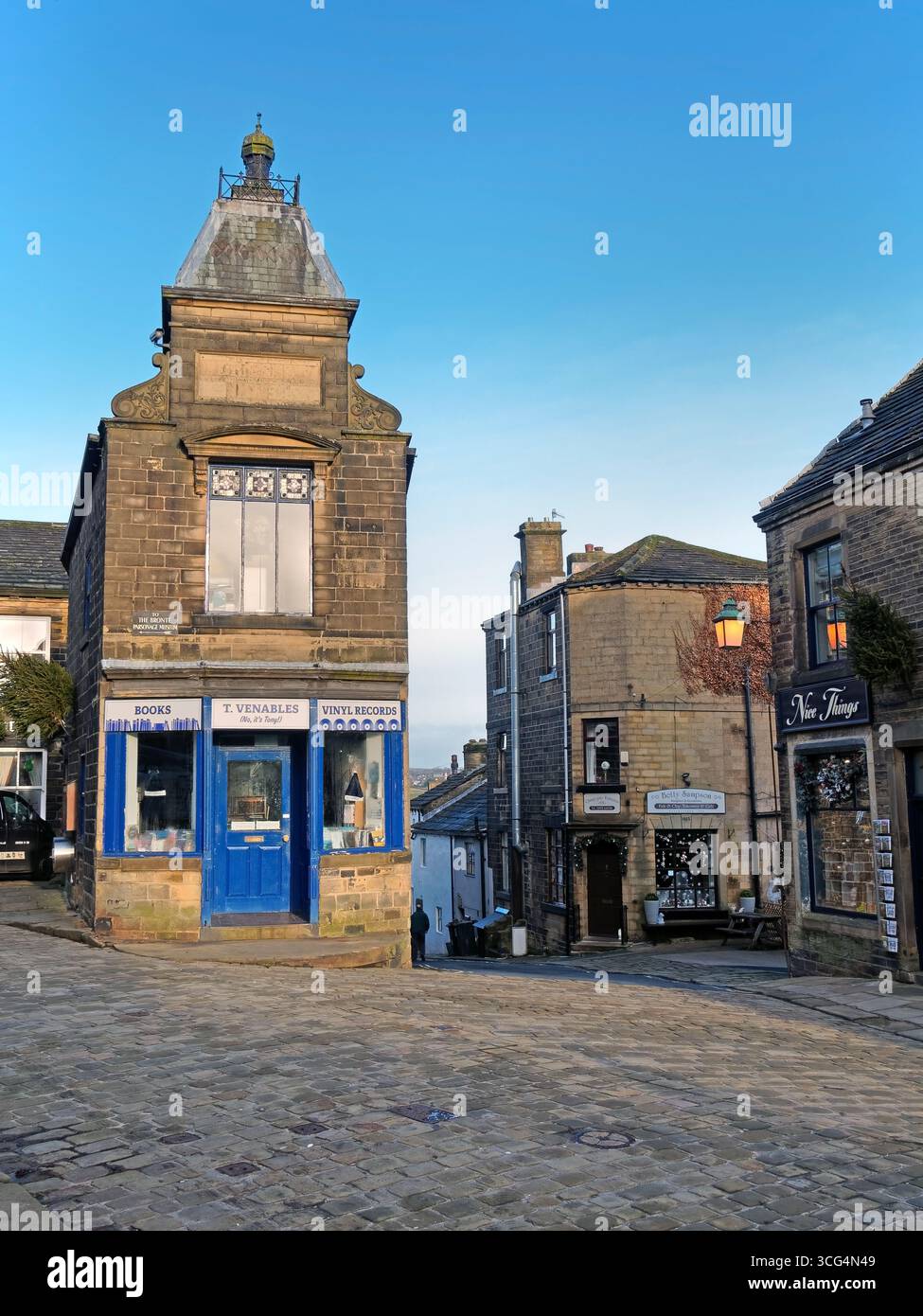 UK, West Yorkshire, Haworth, Main Street Shops. Foto Stock