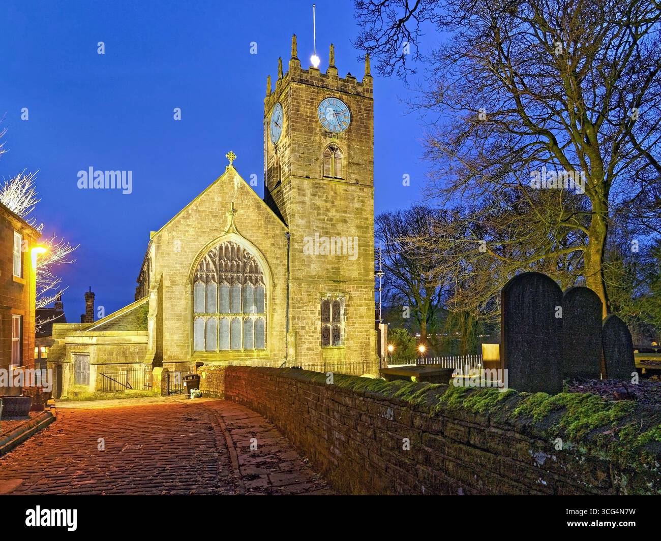 Regno Unito, West Yorkshire, Haworth, St Michael e All Angels Church di notte. Foto Stock