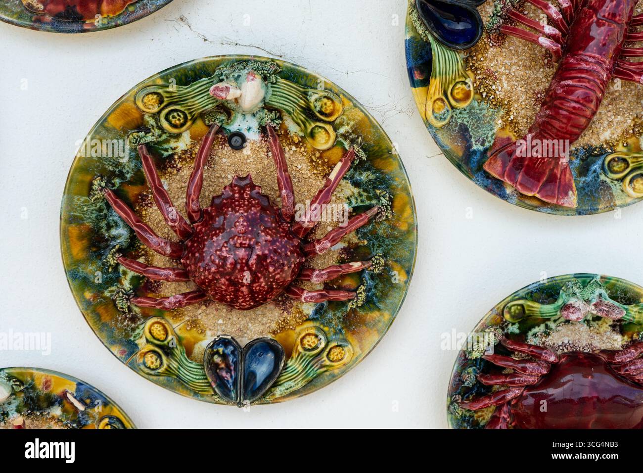 Piatto artistico in ceramica con un design 3D a granchio in mostra a Sagres, Algarve, Portogallo, che rappresenta la cultura e l'artigianato del pesce locale. Foto Stock