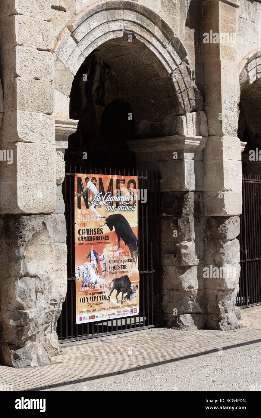 Evento pubblicitario di manifesti di corrida all'interno dell'anfiteatro romano di Nimes, costruito intorno al 100 d.C., nel centro di Nimes, Gard, in Francia Foto Stock