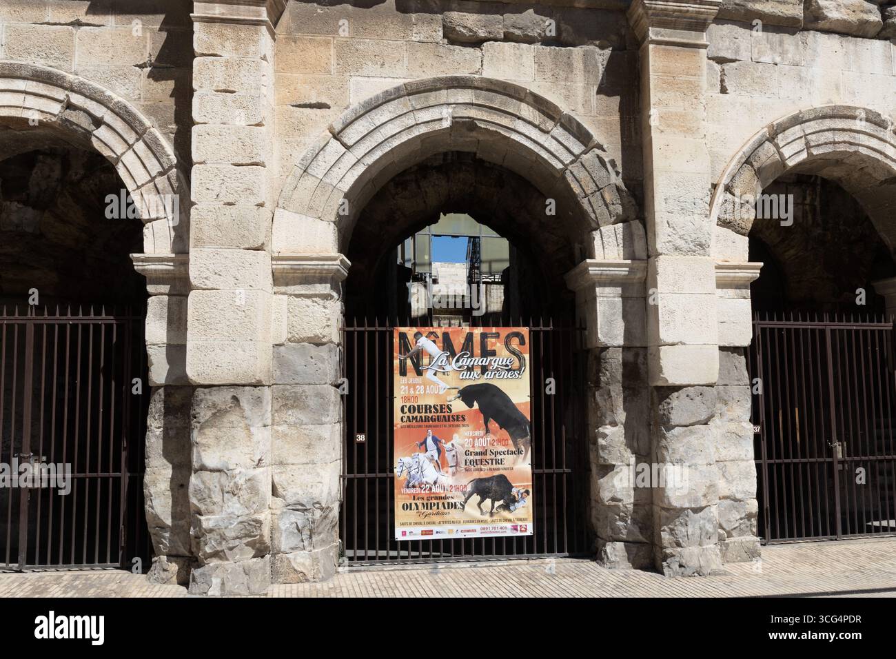 Evento pubblicitario di manifesti di corrida all'interno dell'anfiteatro romano di Nimes, costruito intorno al 100 d.C., nel centro di Nimes, Gard, in Francia Foto Stock